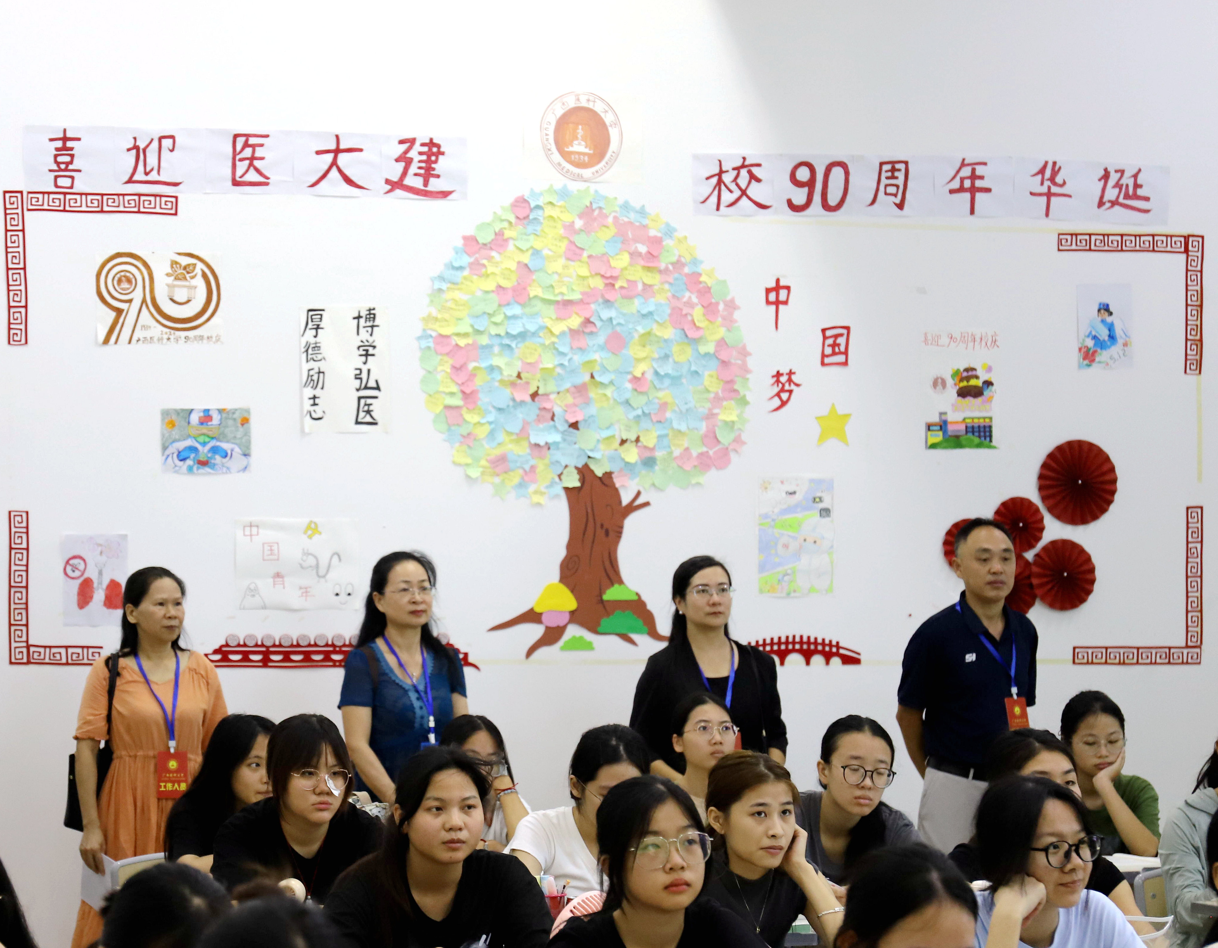 1.课堂巡视_副本.jpg