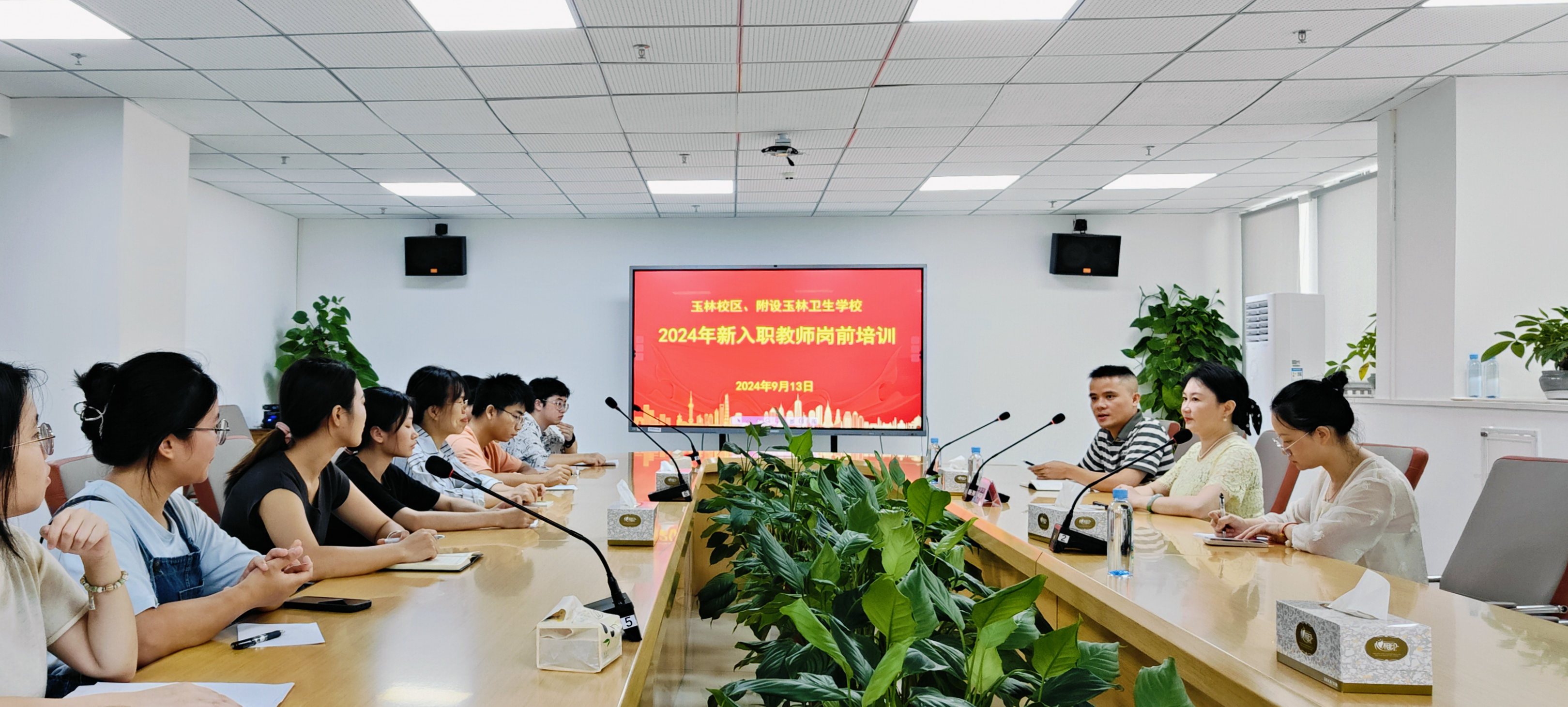 赵书记座谈_副本.jpg